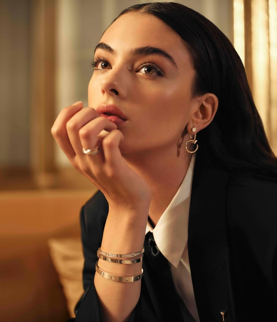 Người mẫu của Cartier đeo nhẫn ở ngón áp út tay phải và đồ trang sức mang tính biểu tượng của thương hiệu