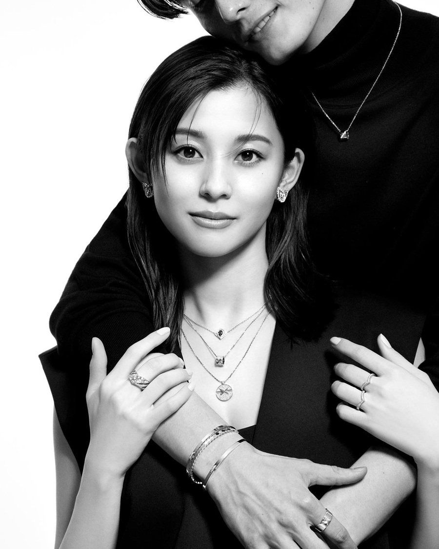 Người mẫu Asahina Aya đeo nhẫn của Chaumet ở ngón giữa tay phải