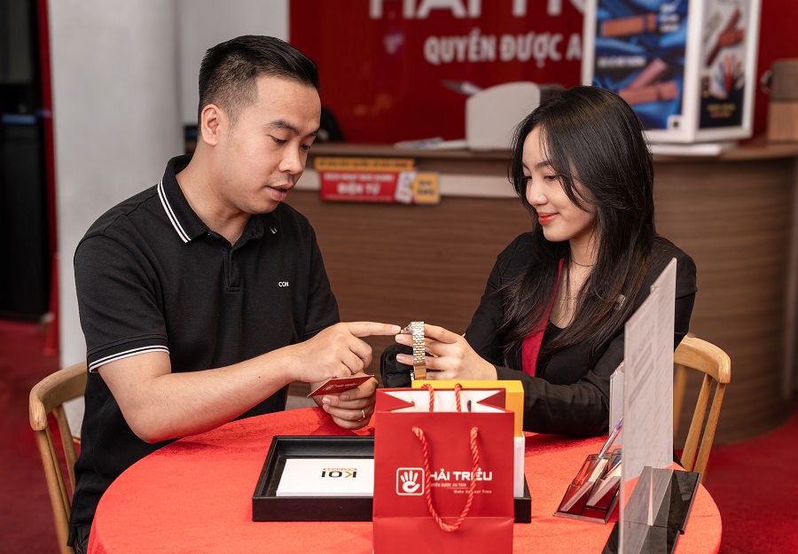 Nhân viên tư vấn đồng hồ tại shop đồng hồ Nha Trang