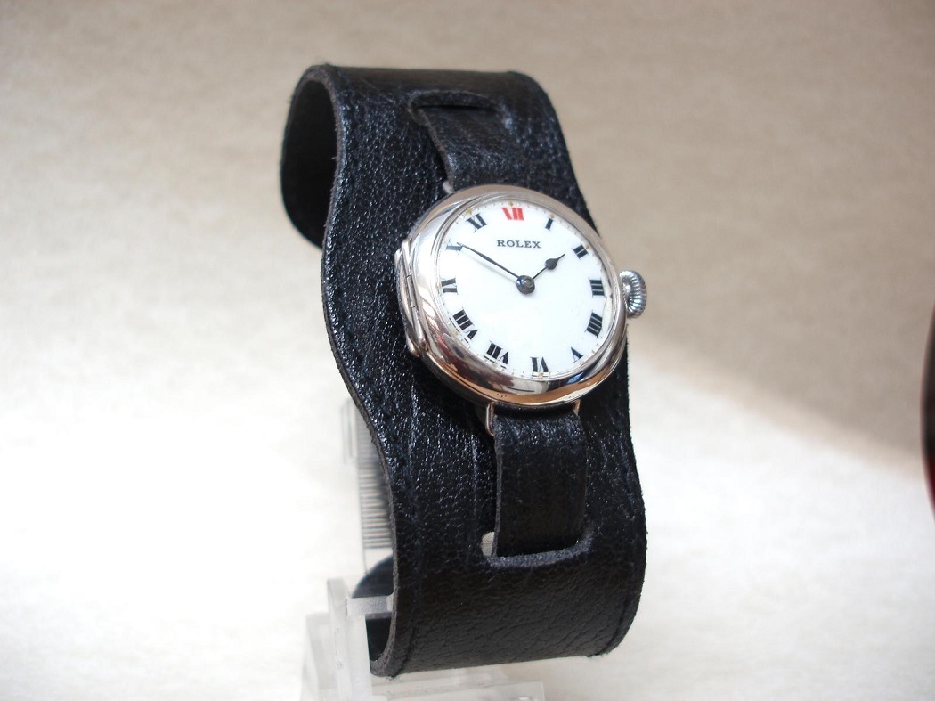 chiếc đồng hồ mặt tròn của rolex ra mắt năm 1917