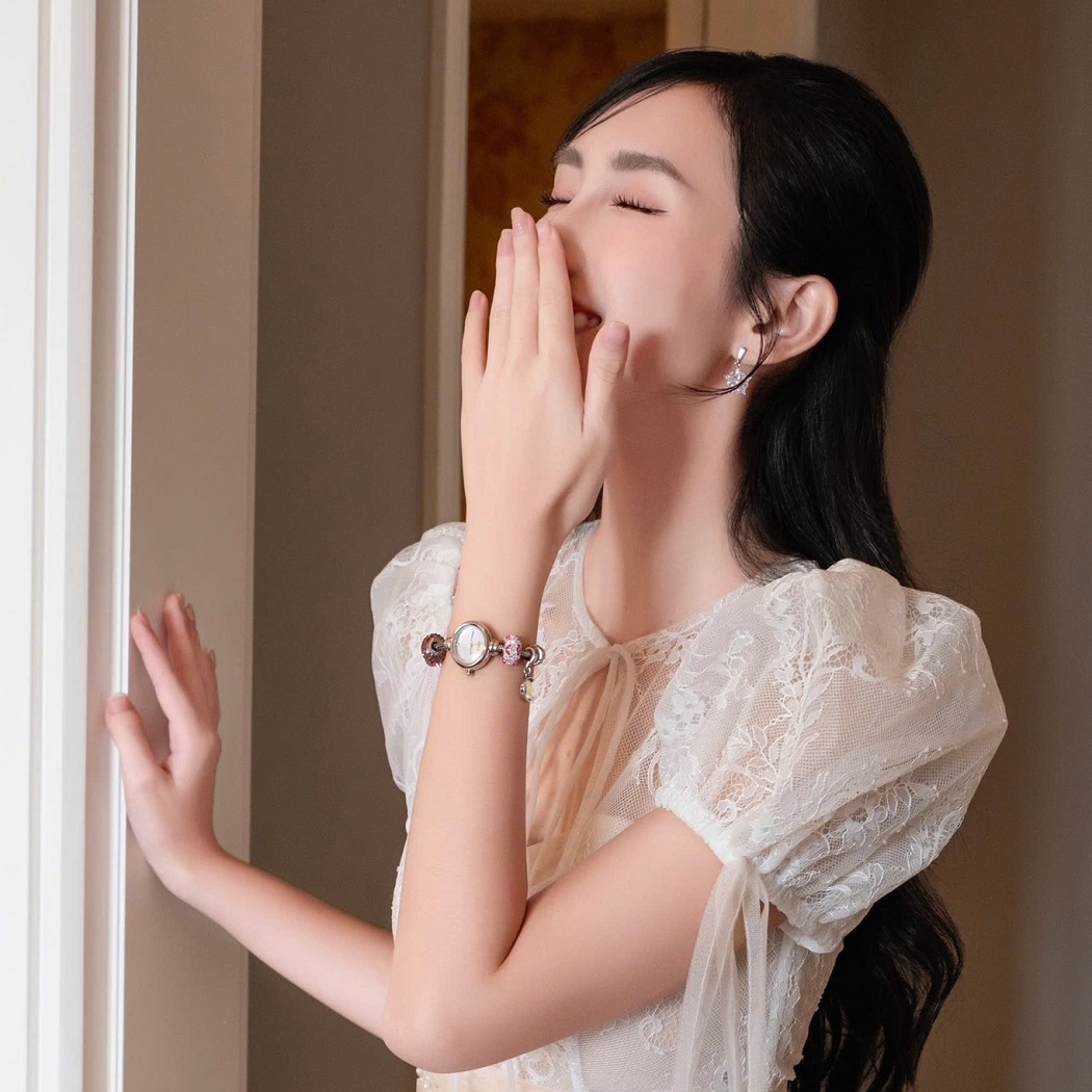 đồng hô nữ dây kim loại là món trang sức bền đẹp