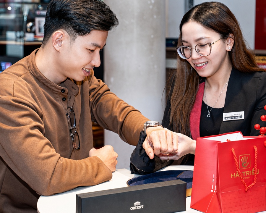 nhân viên Hải Triều hỗ trợ khách kiểm tra Kiểm tra giấy tờ và thông tin sản phẩm
