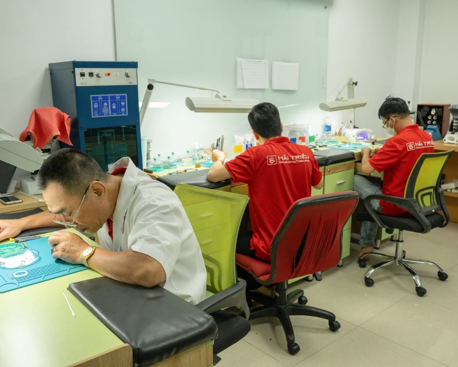 Tại Đồng Đồ Hải Triều luôn có các chính sách bảo hành minh bạch đảm bảo quyền lợi khách hàng