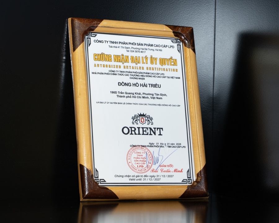 Giấy chứng nhận Đồng Hồ Hải Triều là đại lý bán lẻ chính hãng của Orient do LDP cung cấp, giấy này luôn được đặt ở mỗi tủ trưng bày để khách hàng dễ quan sát