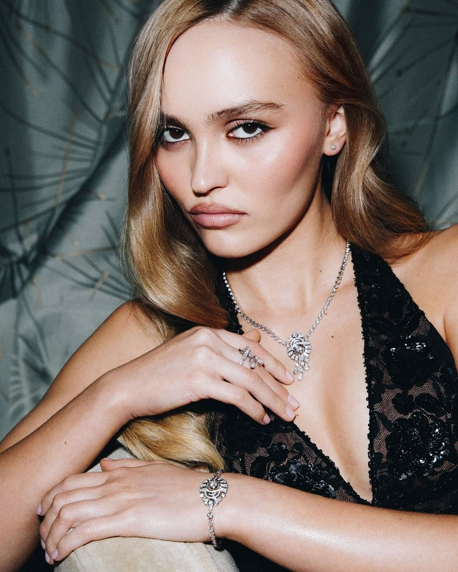 Lily-Rose Depp đeo CHANEL High Jewelry được chế tác từ vàng 18K và kim cương trong Academy Awards® lần thứ 97