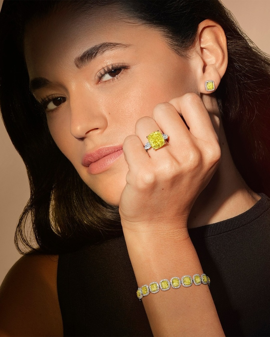 Người mẫu nữ của De Beers đeo nhẫn kim cương màu vàng thể hiện sự rạng rỡ và mạnh mẽ, ấm áp nhưng vẫn kiên cường