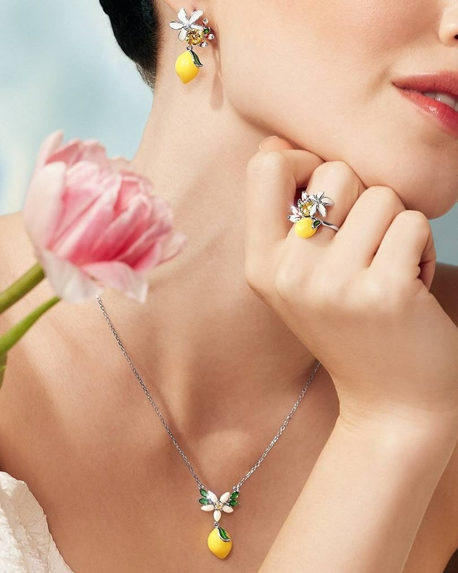 Người mẫu nữ đeo nhẫn bạc có đính phianit & nhũ của Sokolov để chia sẻ tâm trạng mùa hè trong Jewelry Trend Book SS 2025 tạo nên tâm trạng đầy nắng