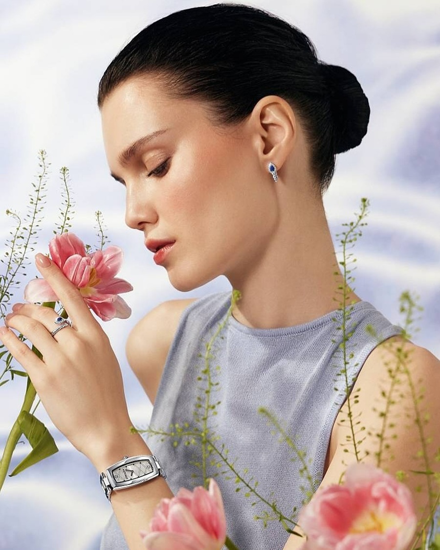 Người mẫu Sokolov đeo nhẫn vàng trắng đính kim cương & sapphire thể hiện diện mạo đầy quyến rũ