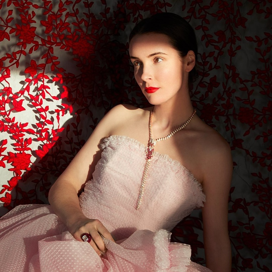 Người mẫu Van Cleef & Arpels đầy nhẹ nhàng & uyển chuyển với chiếc nhẫn đeo ở ngón áp út tay phải