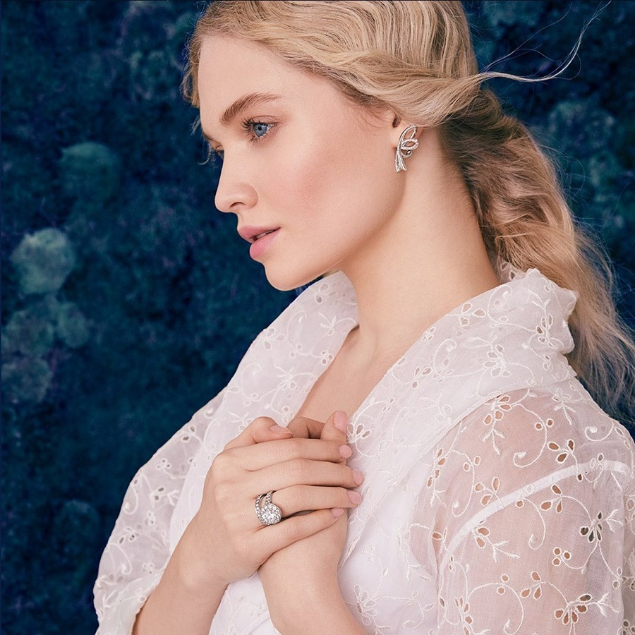 Người mẫu nữ Van Cleef & Arpels thể hiện cảm xúc dịu dàng nhất với chiếc nhẫn đeo ở ngón áp út tay phải