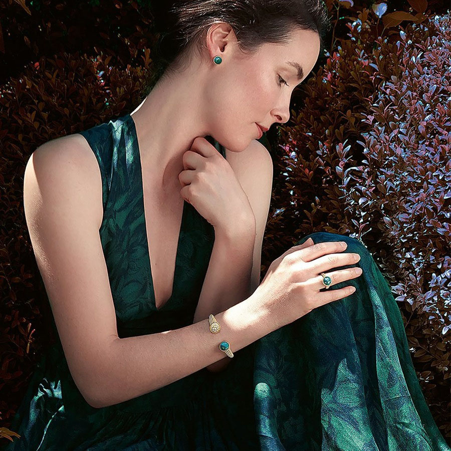 Người mẫu nữ Van Cleef & Arpel đeo nhẫn bằng vàng vàng đính đá lông công Malachite dường như nở rộ trên ngón tay áp út phải