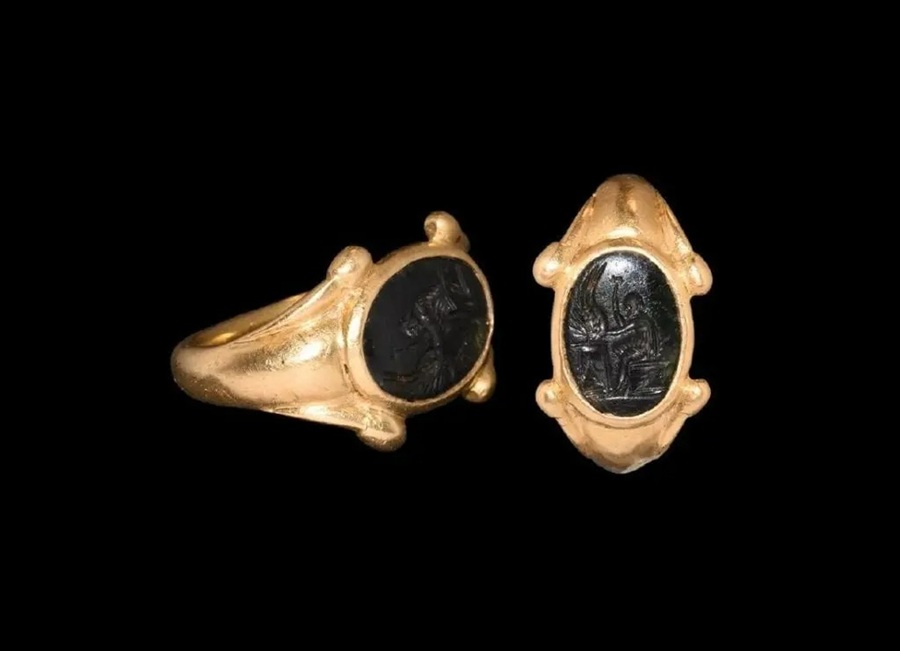 Chiếc nhẫn vàng có khắc chìm hình Daedalus trong thần thoại trên một viên đá Schorl