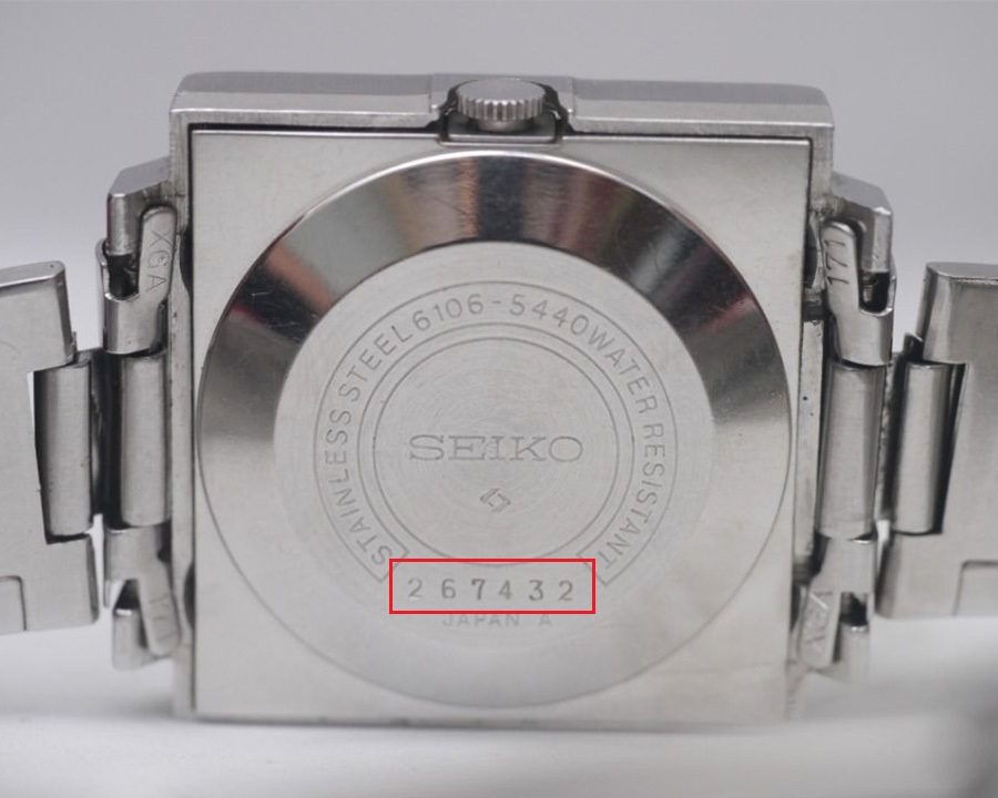 Mặt sau của chiếc đồng hồ Seiko 5 Actus cổ