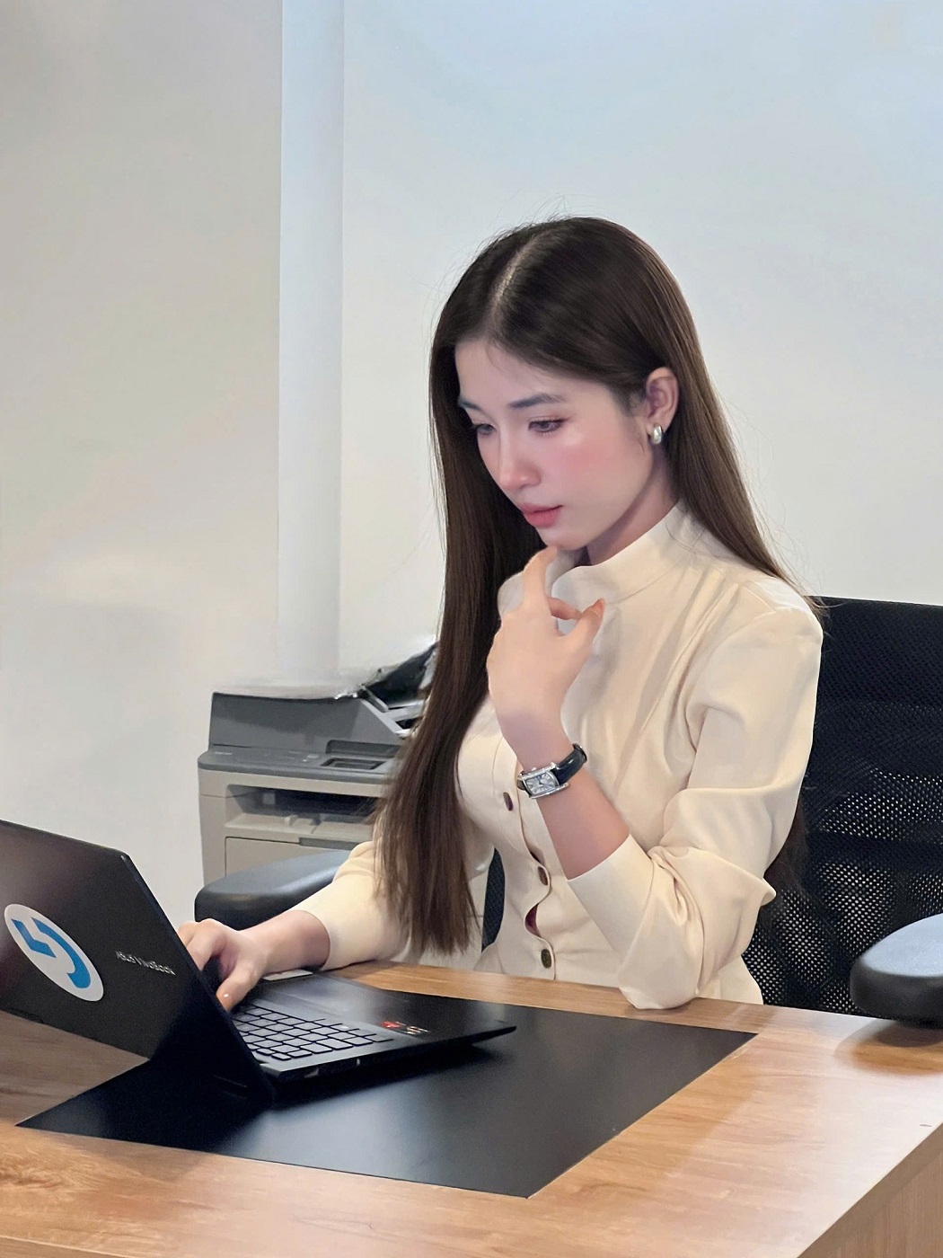 kết hợp gọn gàng với những bộ trang phục công sở