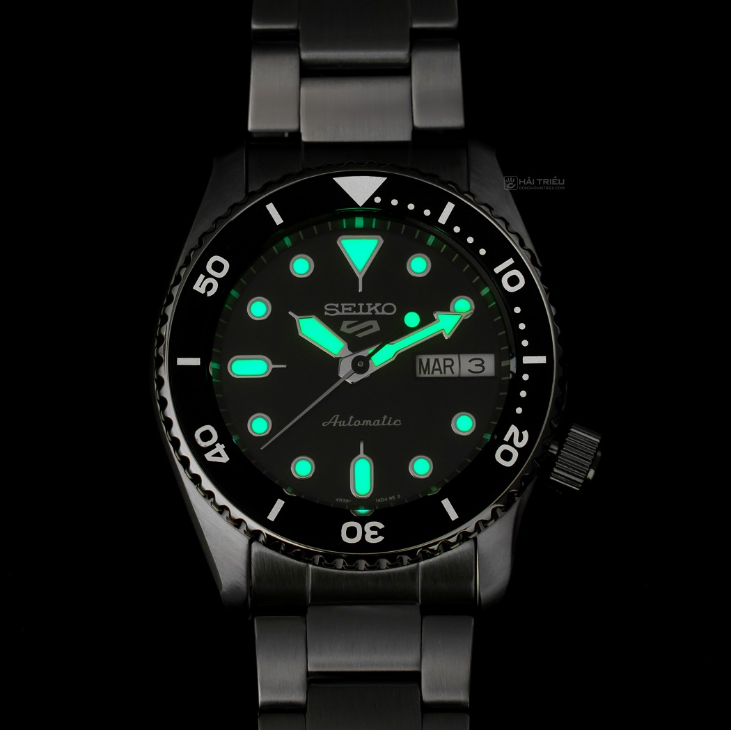 Dạ quang Lumibrite trên đồng hồ Seiko 5 quân đội
