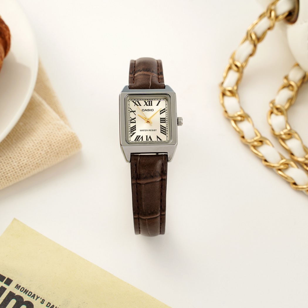 Đồng hồ Casio nữ dây da mặt vuông