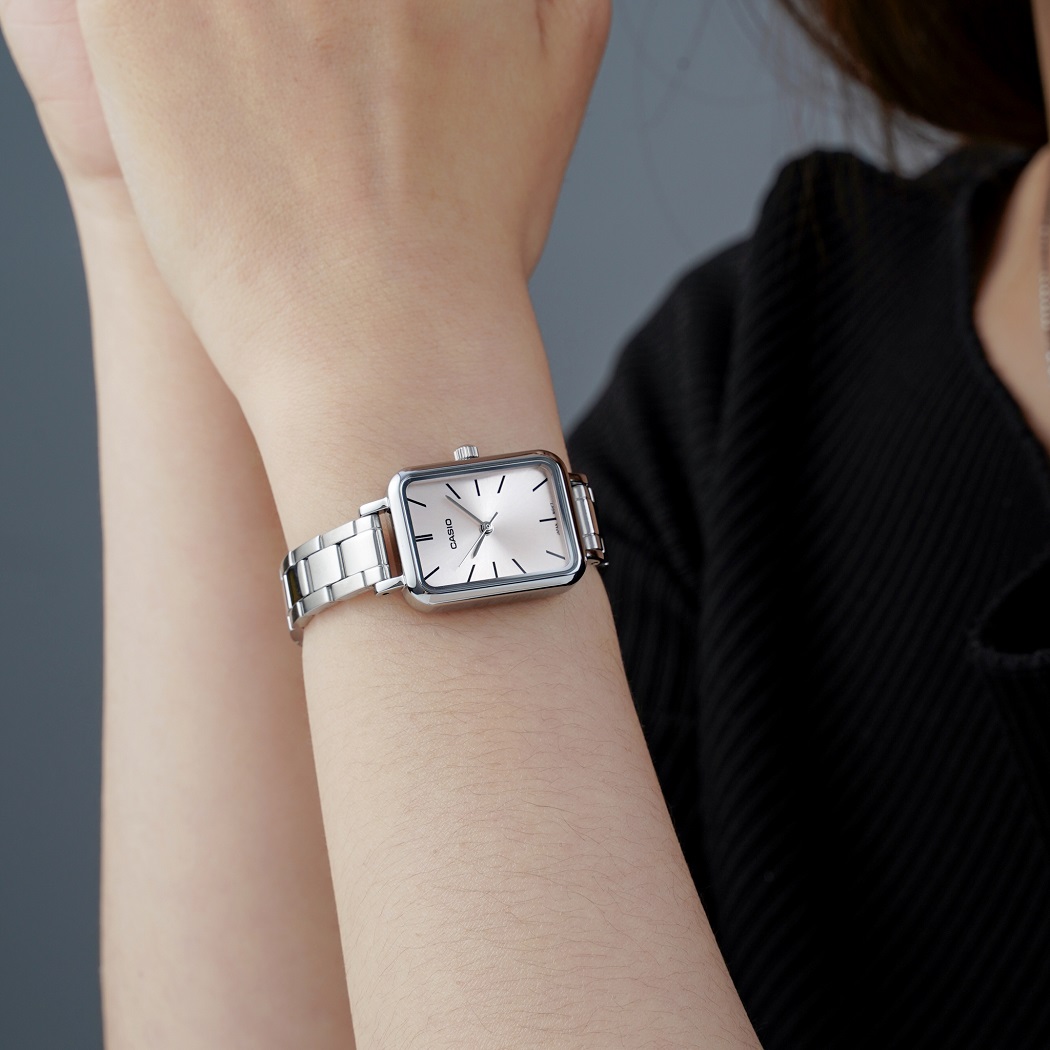 Đồng hồ Casio nữ dây kim loại mặt vuông
