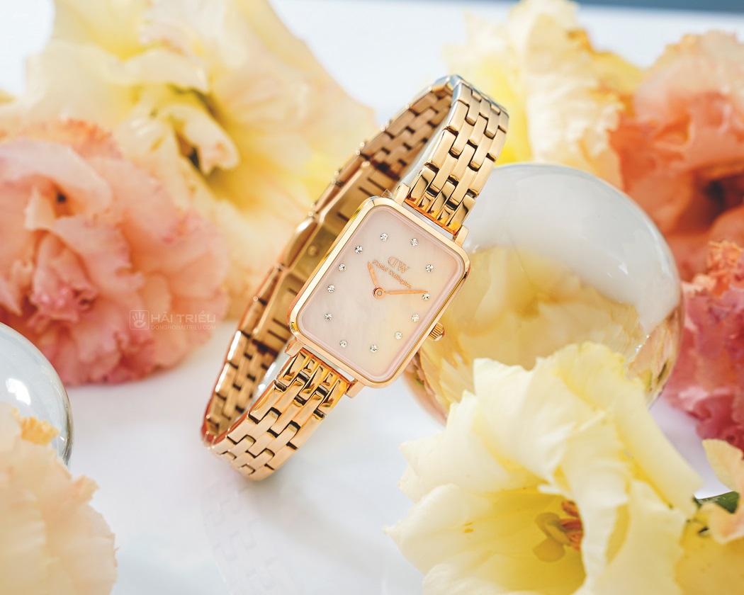 đồng hồ nữ mặt chữ nhật Daniel Wellington Quadro 5-Link DW00100621 nổi bật với thiết kế dây kim loại 5-Link