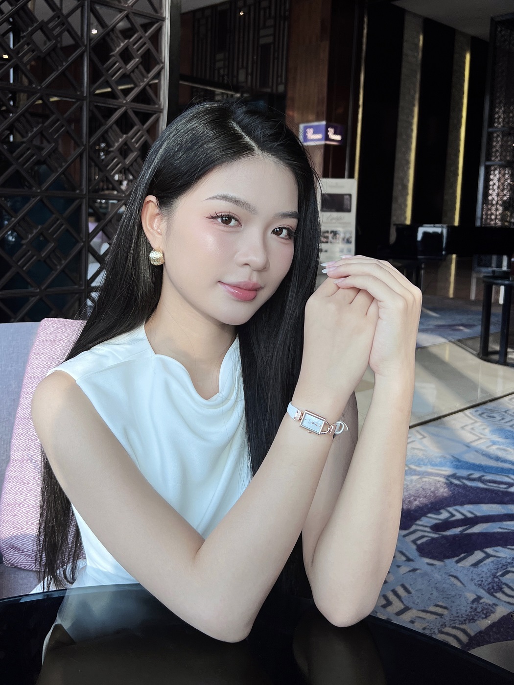 71936-CGMWWH-2A (5) đồng hồ nữ mặt vuông đính đá kim cương tự nhiên Saga MOP Diamonds 71936