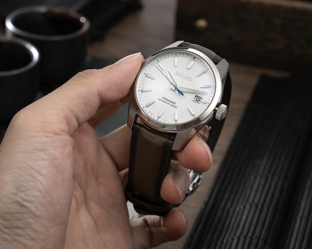 Trải nghiệm của khách hàng nam khi đeo Seiko Automatic trên tay
