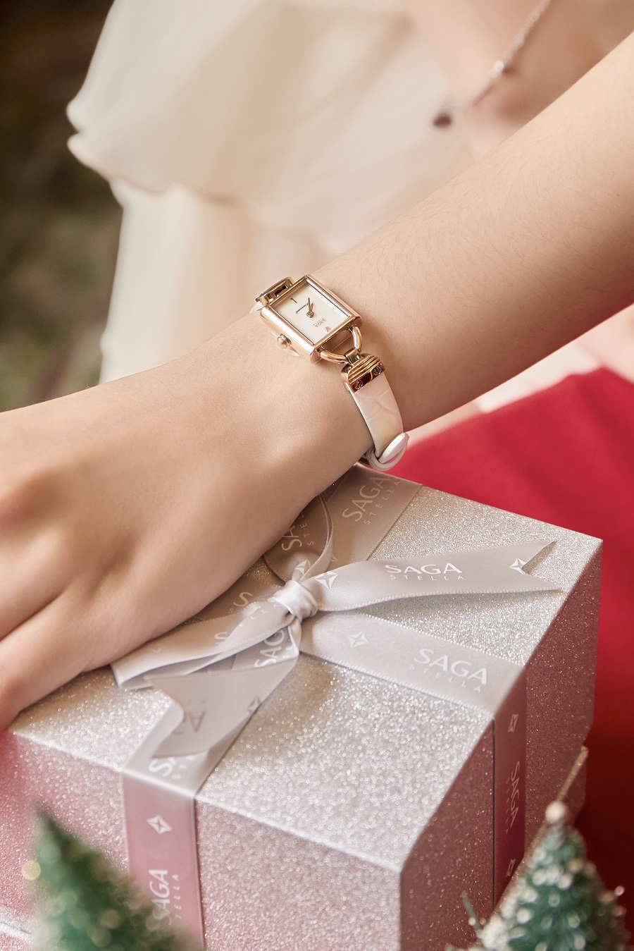 Đồng hồ nữ mặt vuông có khả năng quan sát kém hơn