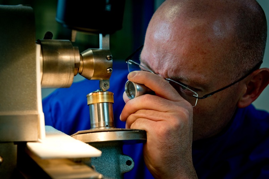 Các công đoạn chế tác đồng hồ của Patek đa số được thực hiện thủ công