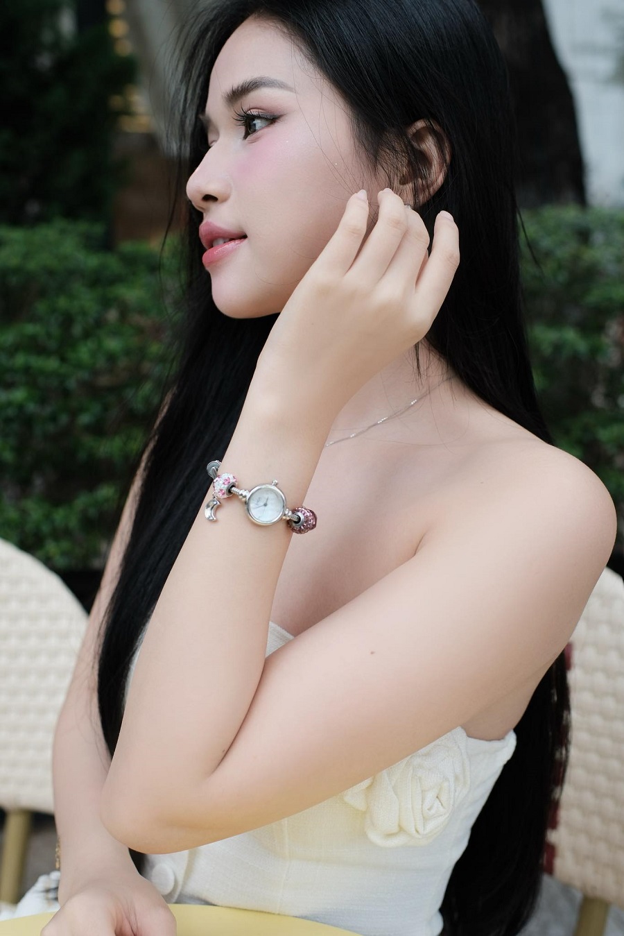 Phụ nữ nên đeo đồng hồ tay trái là đẹp và thuận tiện nhất