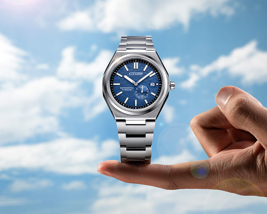 Citizen NJ0180-80L sử dụng Super Titanium phủ Duratect, giúp đồng hồ nhẹ và bền bề mặt.