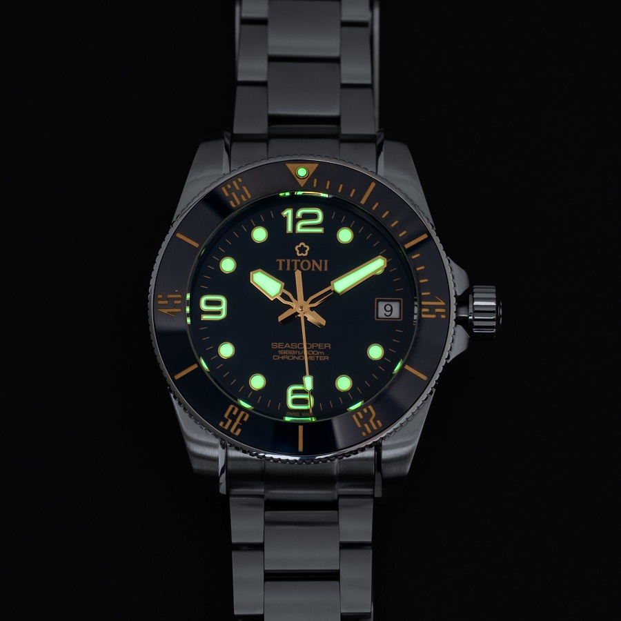 Ánh sáng dạ quang Super-LumiNova trên Titoni Seascoper 600 – 83600 S-BO-255