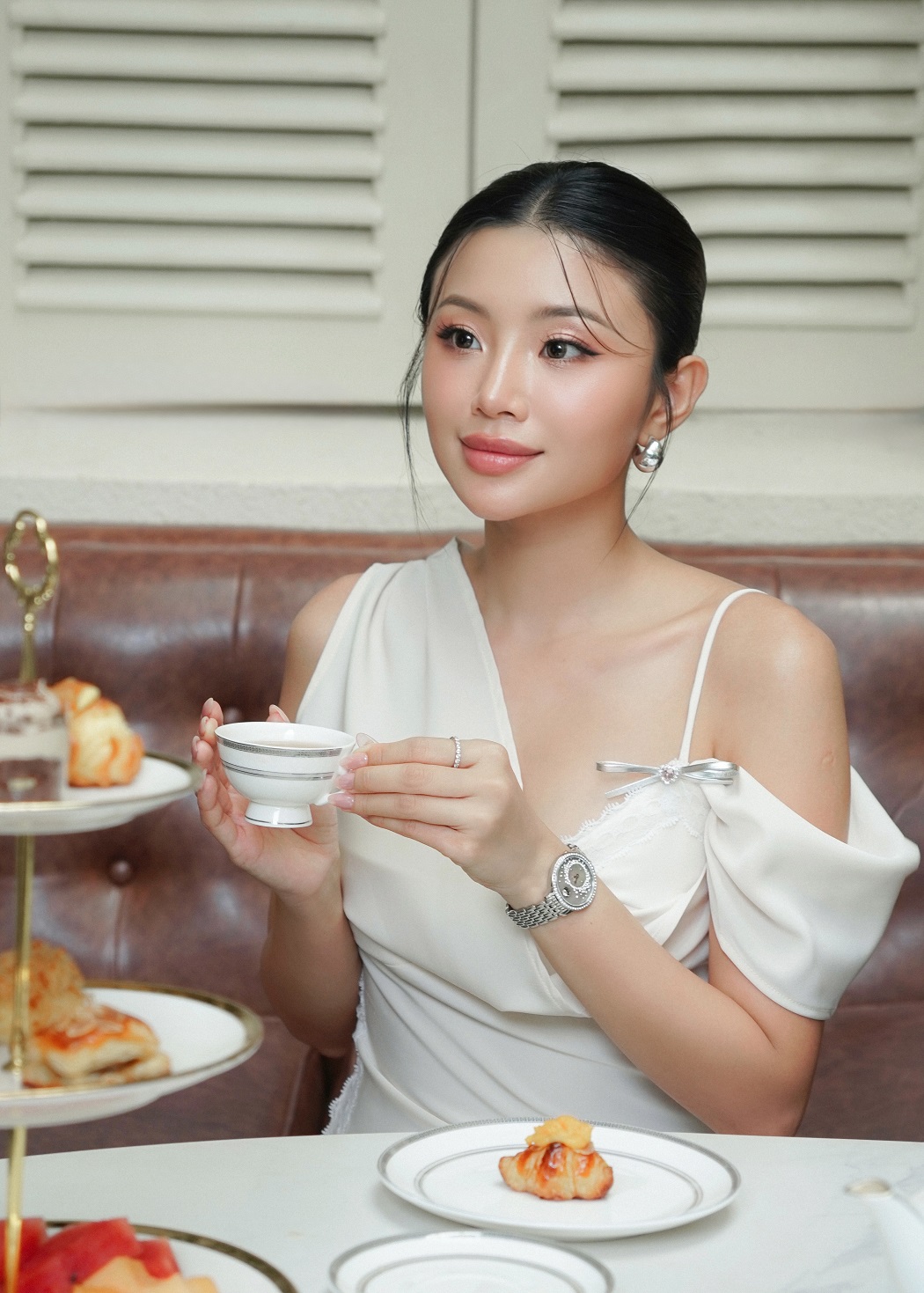 đồng hồ nữ mặt tròn dây kim loại là sự giao thoa hoàn hảo giữ sang trọng và hiện đại