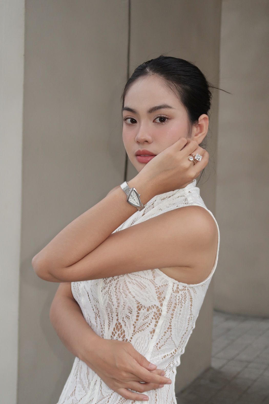 đồng hồ nữ siêu mỏng có ngoại hình thanh lịch ấn tượng