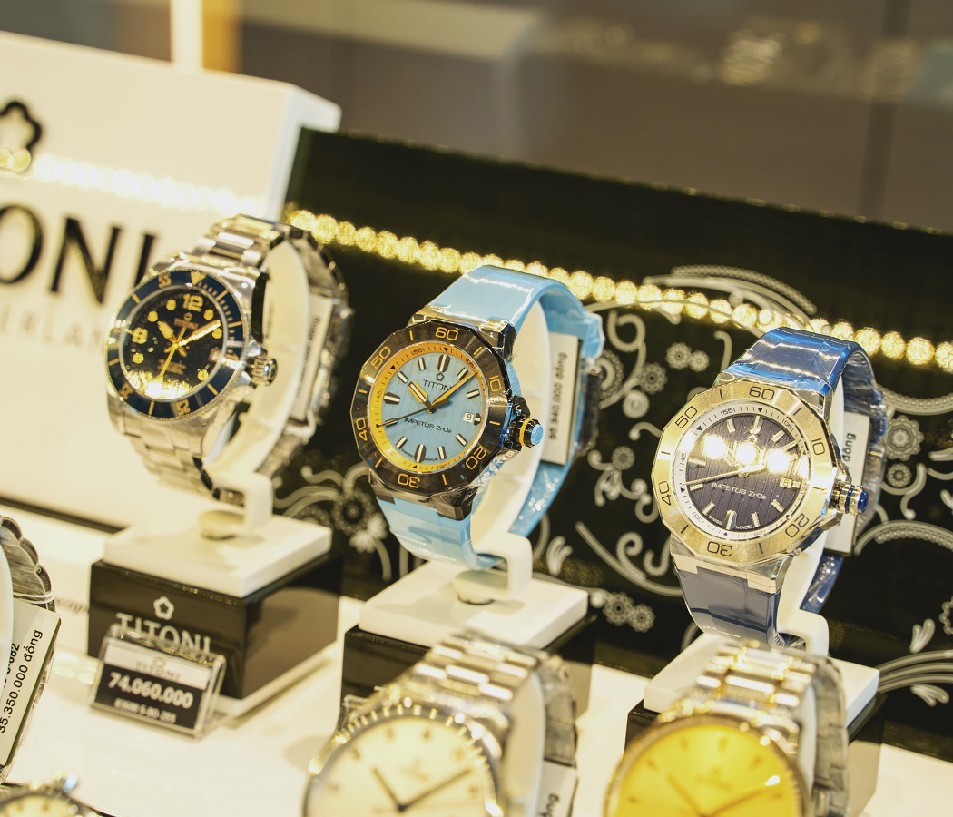 Các mẫu Titoni Impetus được trưng bày trong tủ tại Showroom Đồng Hồ Hải Triều