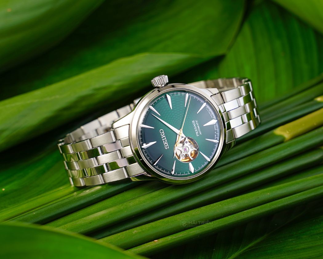 Đồng hồ Seiko mặt xanh với vẻ đẹp lộ cơ ấn tượng