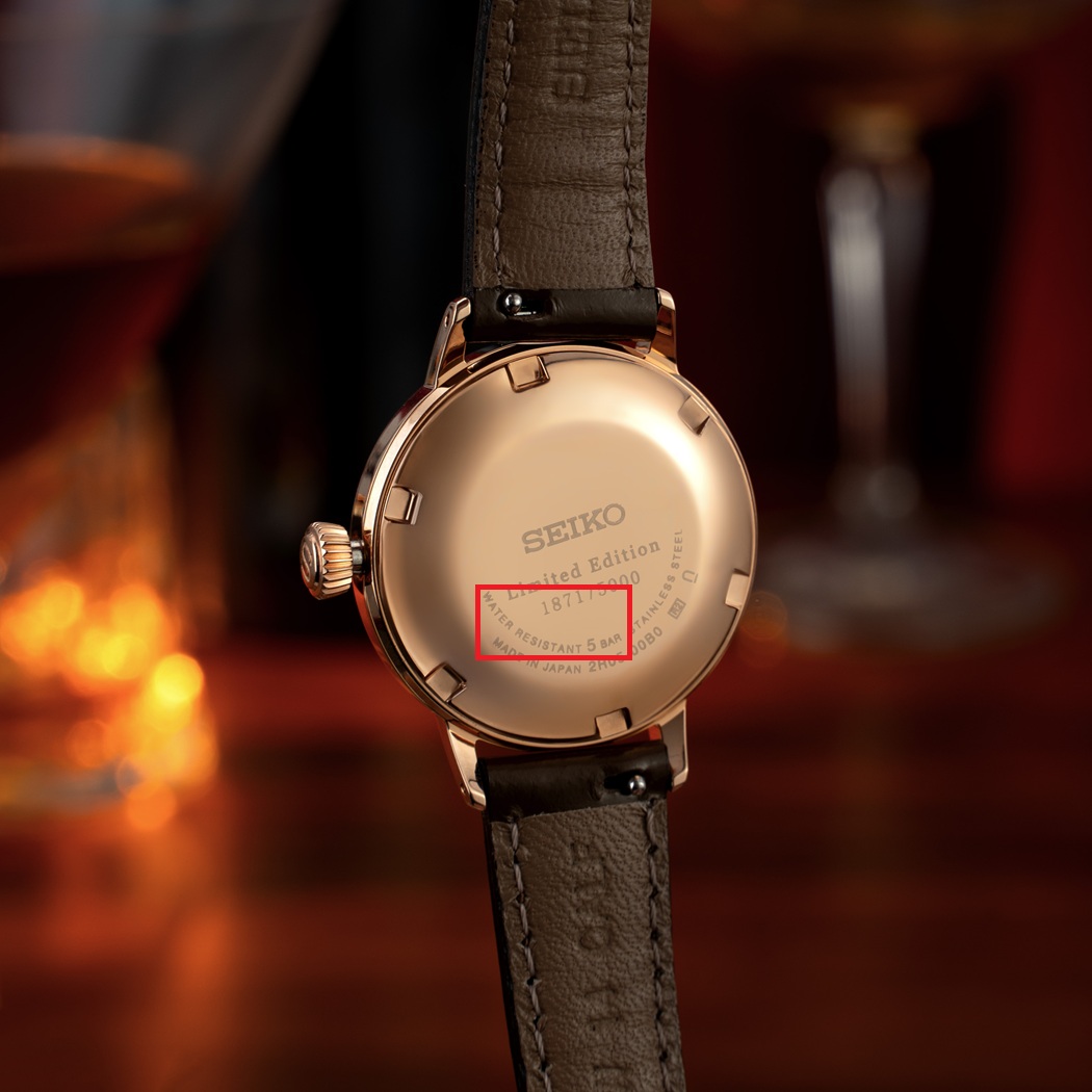 Mặt sau đồng hồ Seiko Presage Cocktail SRE014J1 vỏ vàng hồng khắc thông tin chống nước water resistant 5 BAR.