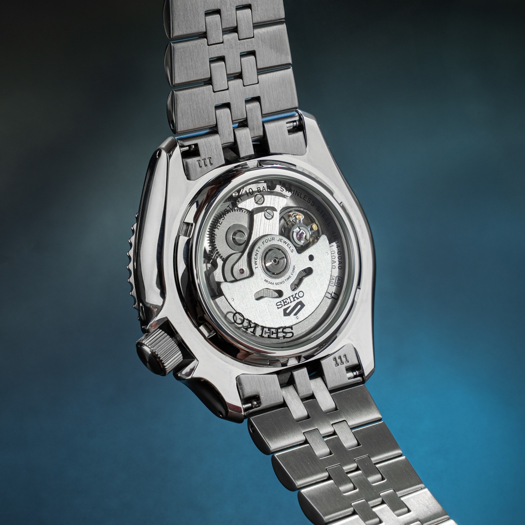 Mặt sau của đồng hồ Seiko 5 Sport Automatic với thiết kế lộ cơ