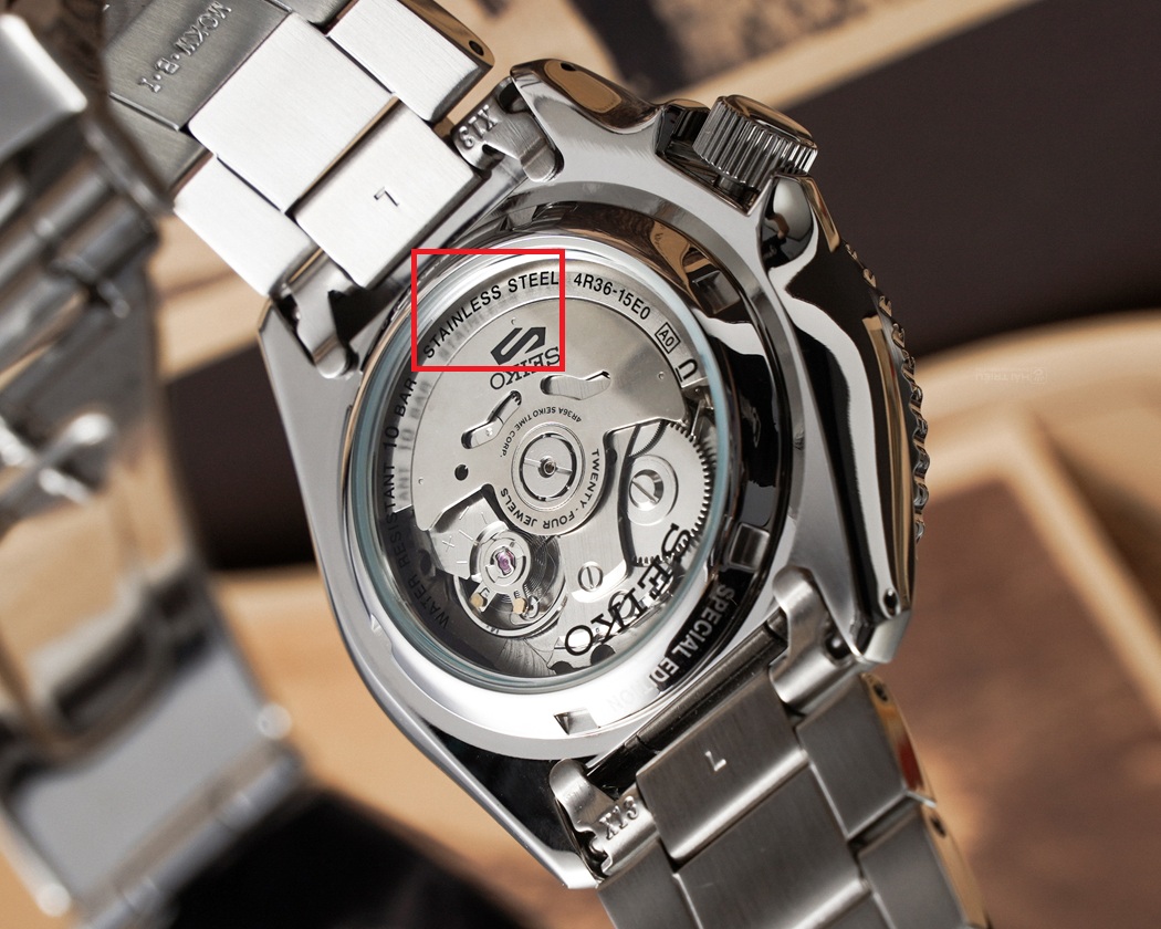 Nắp đáy của đồng hồ Seiko 100m SRPK17K1, với dòng chữ 'Stainless Steel' khắc trên viền thép không gỉ