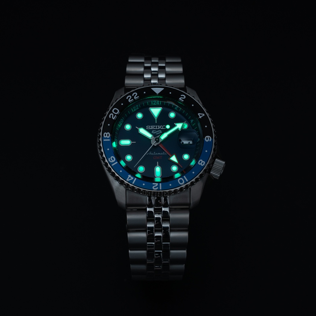 Mặt trước đồng hồ Seiko GMT 5 Sports dạ quang trong bóng tối