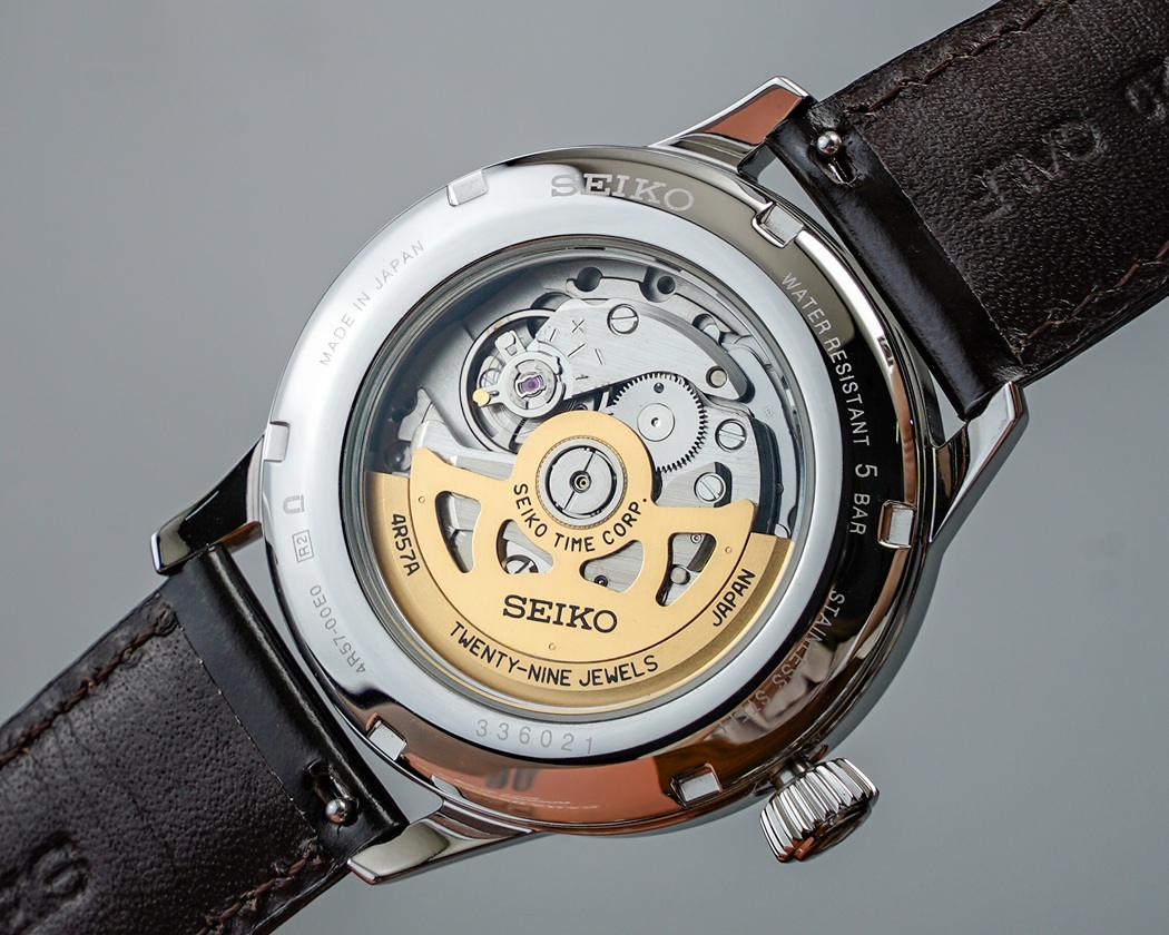 Mặt sau lộ cơ của đồng hồ Seiko mặt xanh SSA459J1 