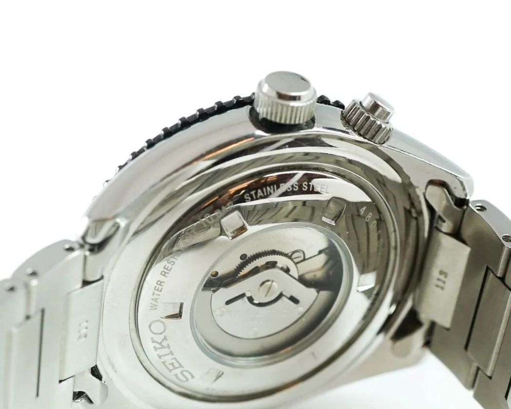 Mặt sau của đồng hồ Seiko máy Kinetic
