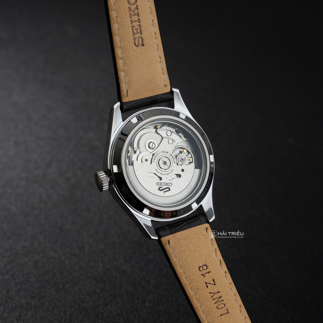 Mặt sau lộ máy Automatic mạnh mẽ của dòng Seiko dây da