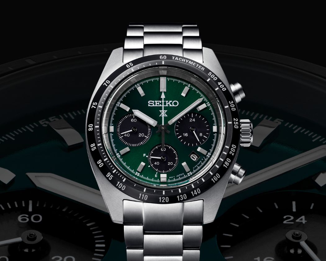 Mặt trước đồng hồ Seiko mặt xanh lá cây SSC933P1 với 6 kim đẹp mắt, có viền Tachymeter đo khoảng cách