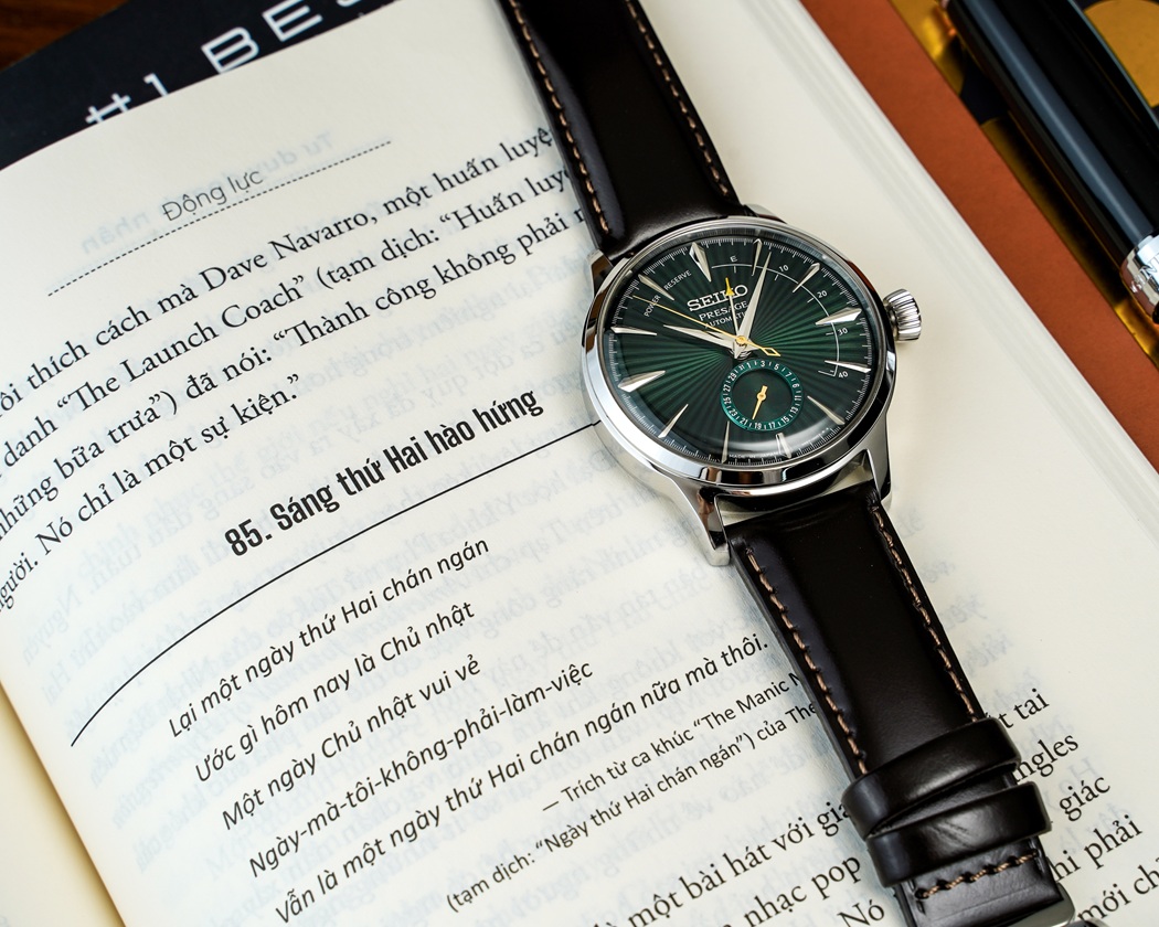 Đồng hồ Seiko Water Resistant 5 Bar SSA459J1 được đặt trên cuốn sách