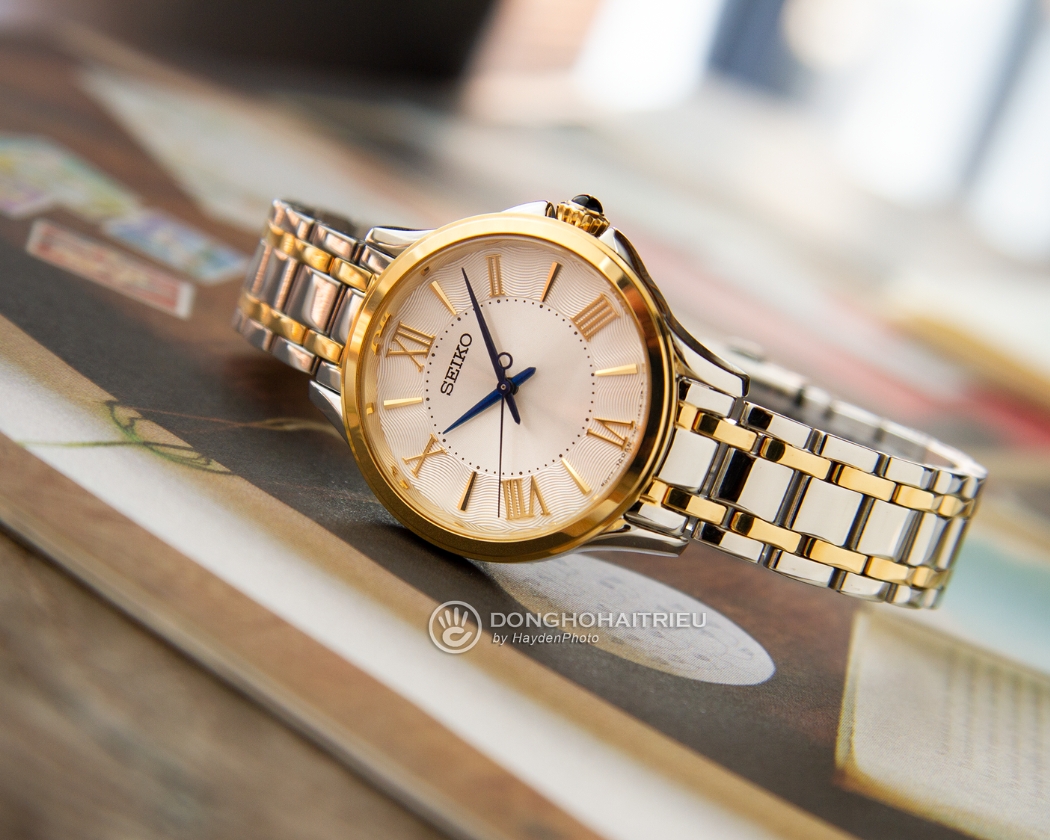 Đồng hồ Seiko 50m SRZ526P1 viền màu vàng, dây kim loại đặt nằm ngang