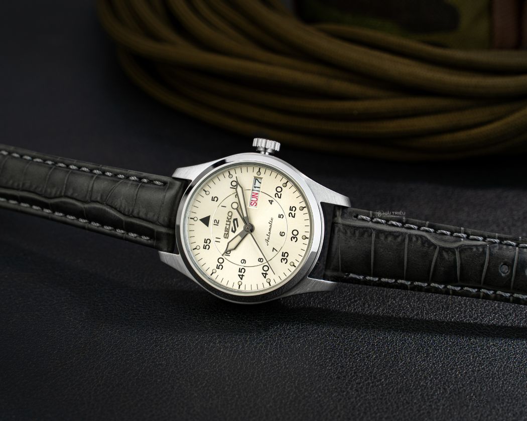Đồng hồ thể thao Seiko 5 Sports Field SRPJ87K1 với dây da màu đen mạnh mẽ