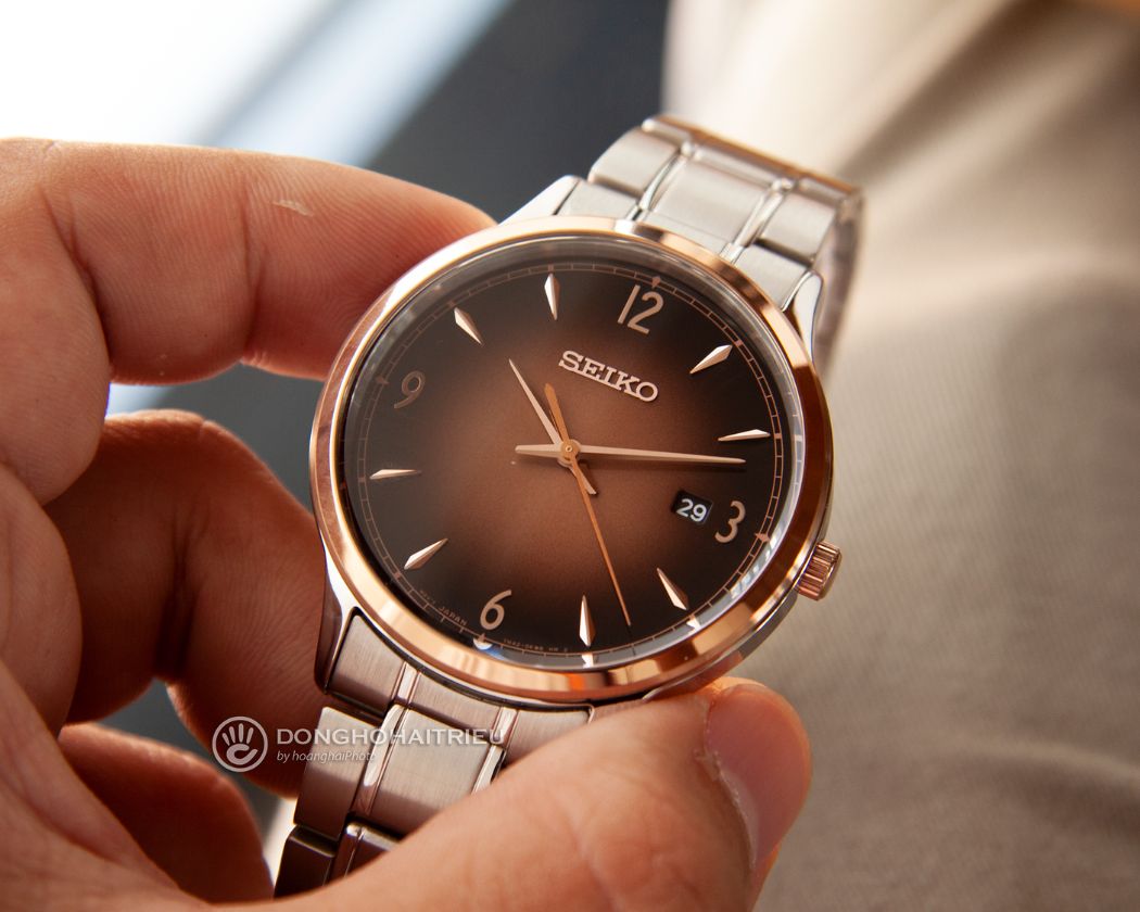 Mặt trước đồng hồ Seiko 100m SGEH9OP1 mặt số vàng đen, viền vàng, dây kim loại