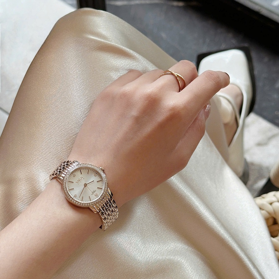 cách đeo đồng hồ dành cho nữ là đeo ở tay trái