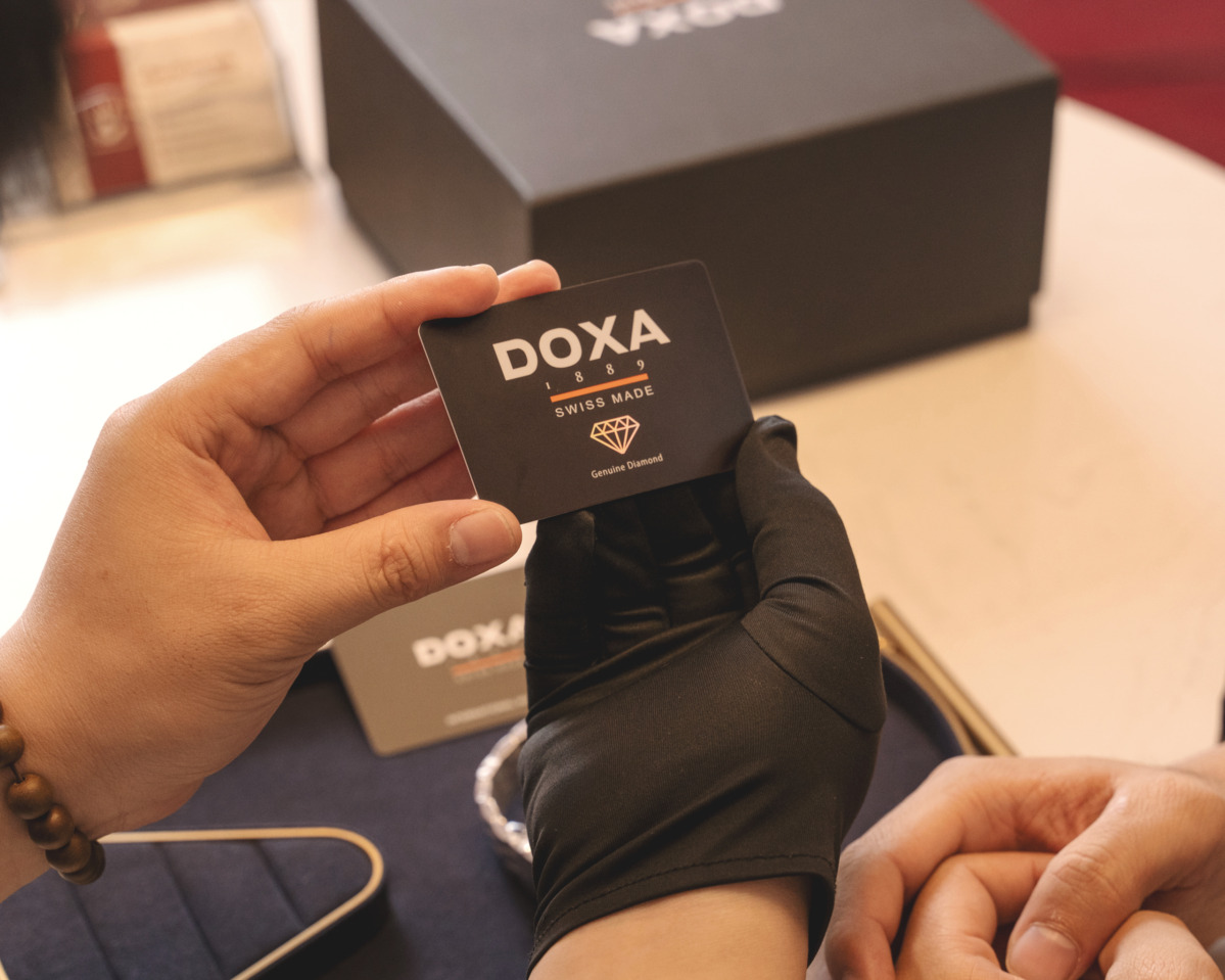 Thẻ chứng nhận chất lượng kim cương trên đồng hồ Doxa