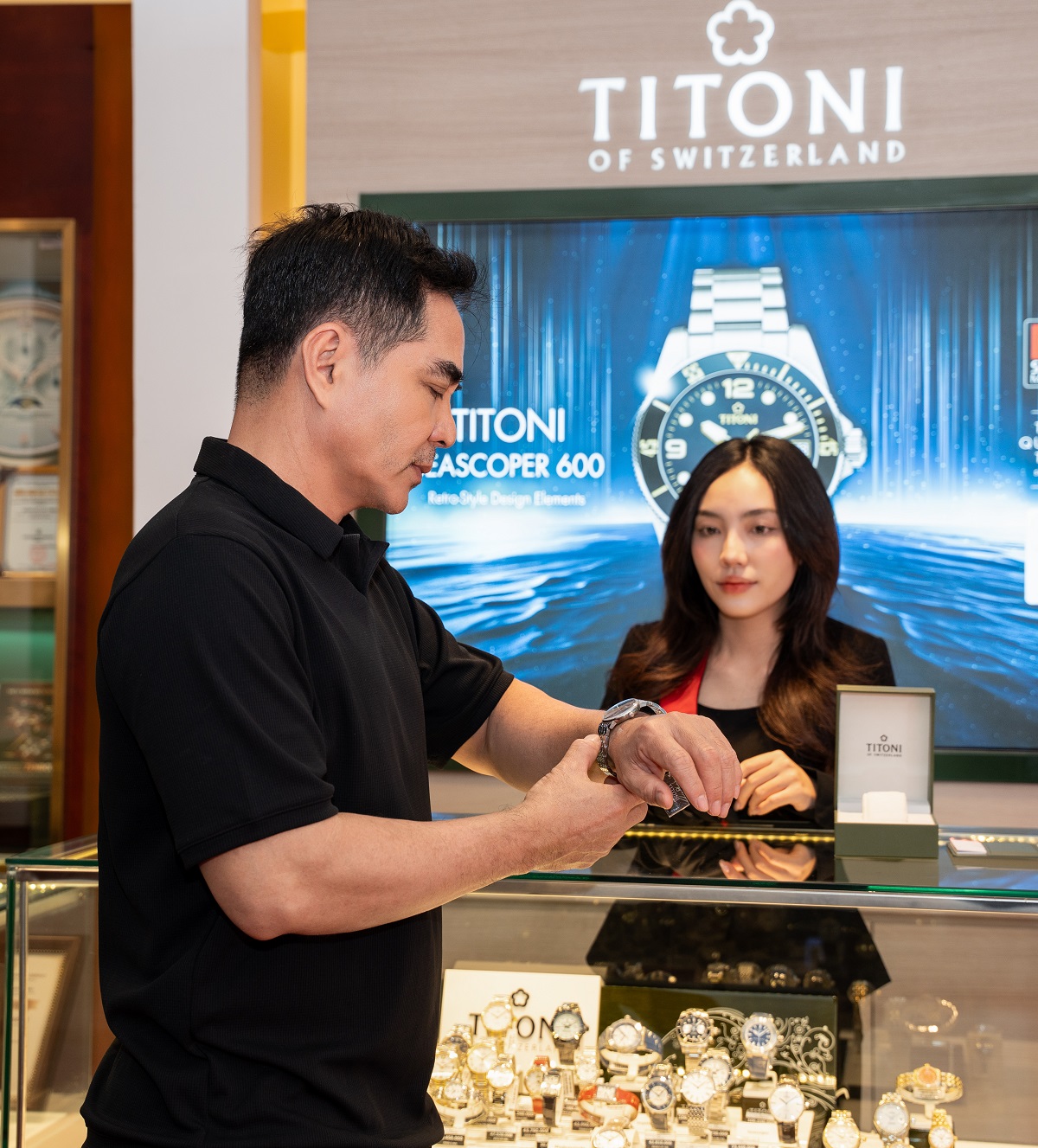 Diễn viên Trung Dũng, nam tài tử Gạo Nếp Gạo Tẻ say sưa tại cửa hàng Hải Triều, ngắm nhìn và quyết định sở hữu chiếc Titoni Airmaster - Ảnh: 1