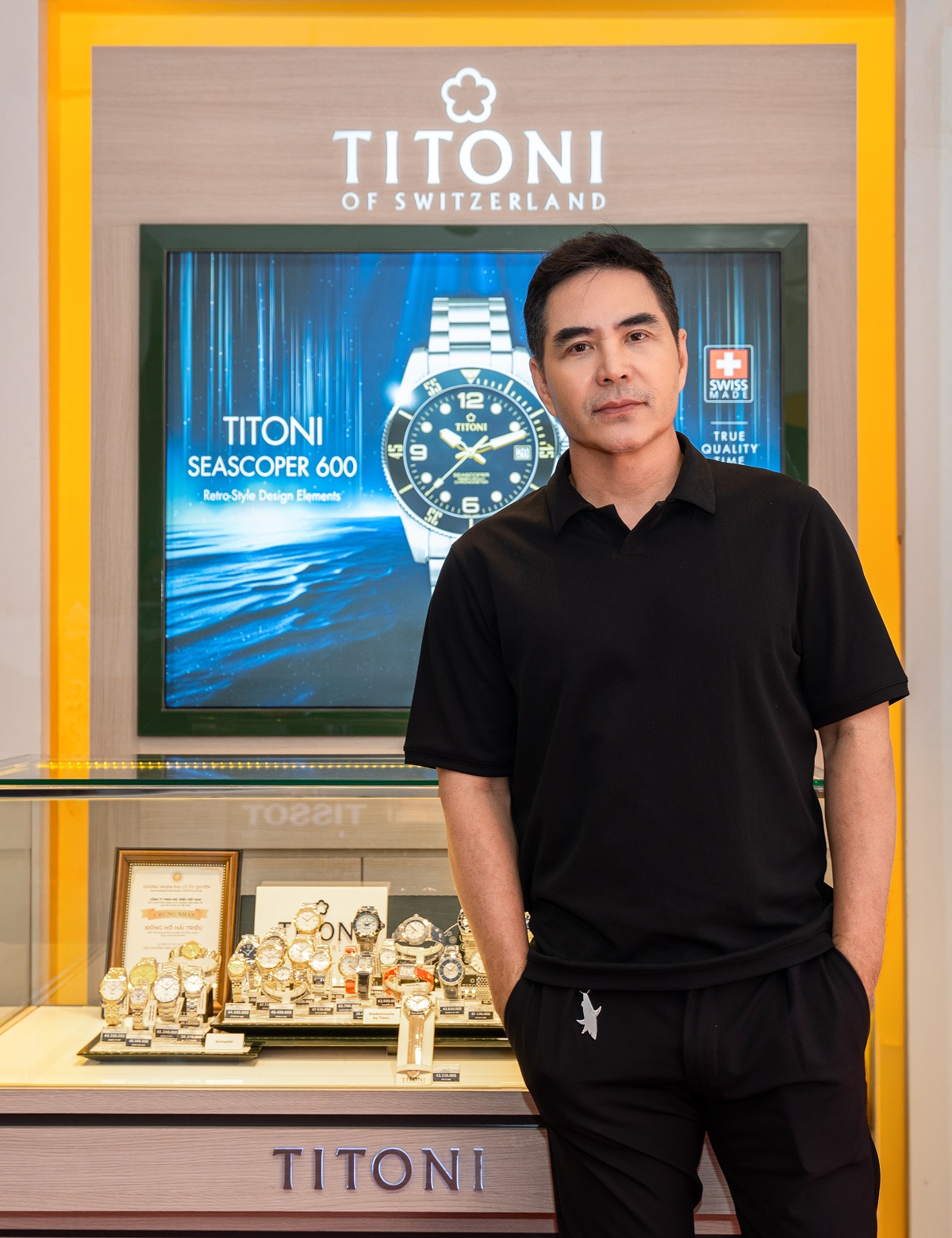 Diễn viên Trung Dũng, nam tài tử Gạo Nếp Gạo Tẻ say sưa tại cửa hàng Hải Triều, ngắm nhìn và quyết định sở hữu chiếc Titoni Airmaster - Ảnh: 2