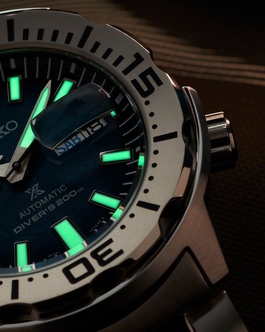 Cận cảnh đồng hồ Seiko SRPH75K1 có dạ quang LumiBrite
